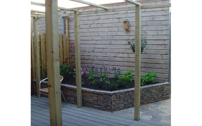 Pergola met plantenbak