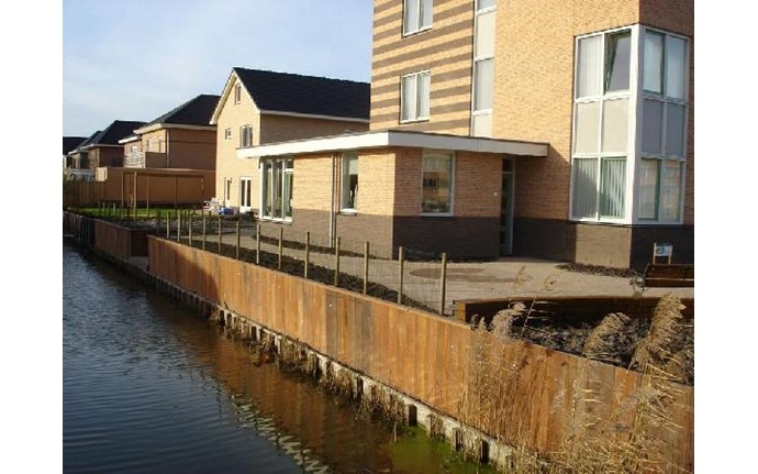 Damwand met trap