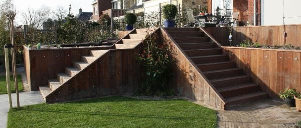 Houten trap in tuin