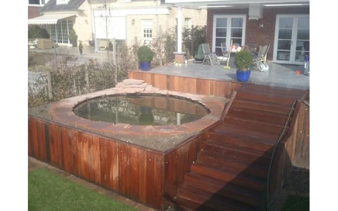 Vijver met houten trap