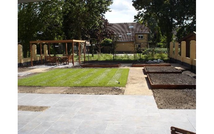 Grasveld met ingebouwd sproeisysteem