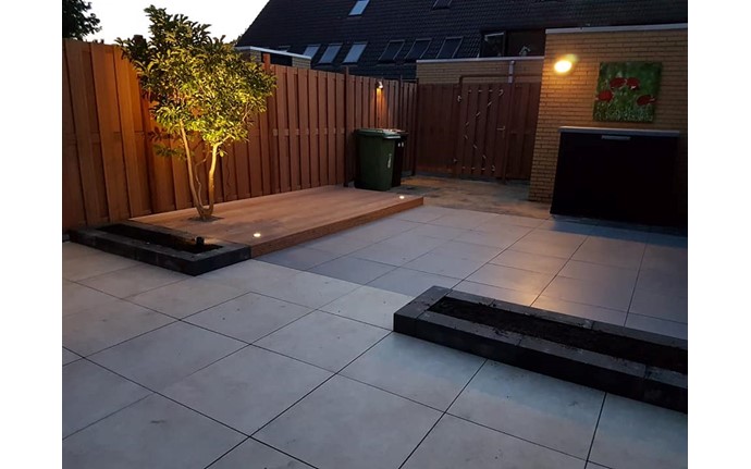 Tuin met verlichting