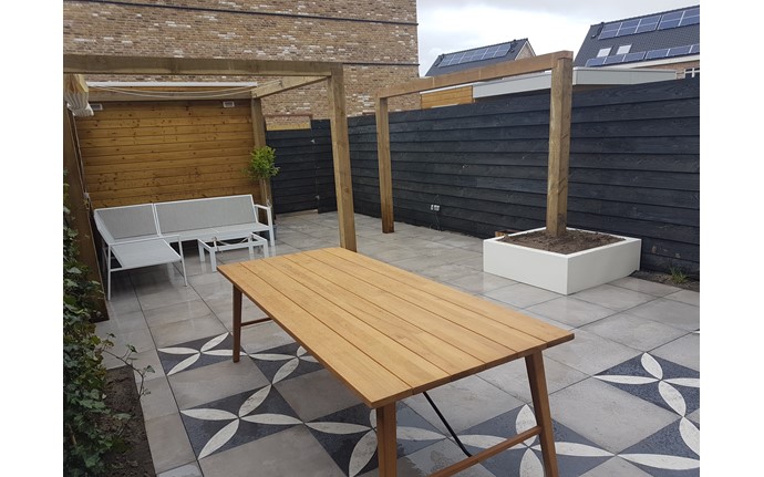 Achtertuin met pergola en bestrating