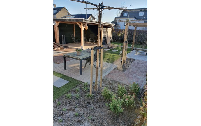2020-02 Tuin met schuur en overkapping.jpg